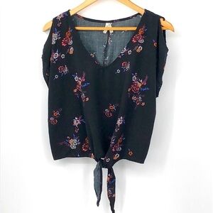 3/$25 Mudd Size M Top Knotted in Bottom Front Black W/ Multi Color Floral Print